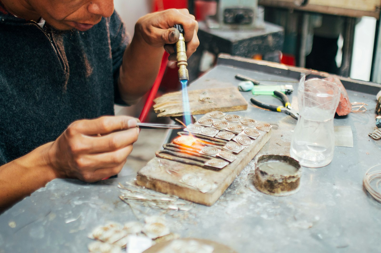 Joaillier au chalumeau dans son atelier de Veracruz